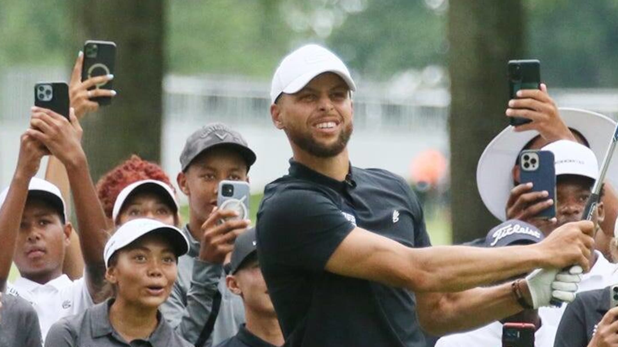 Watch Stephen Curry makes long shot on the golf course Yardbarker