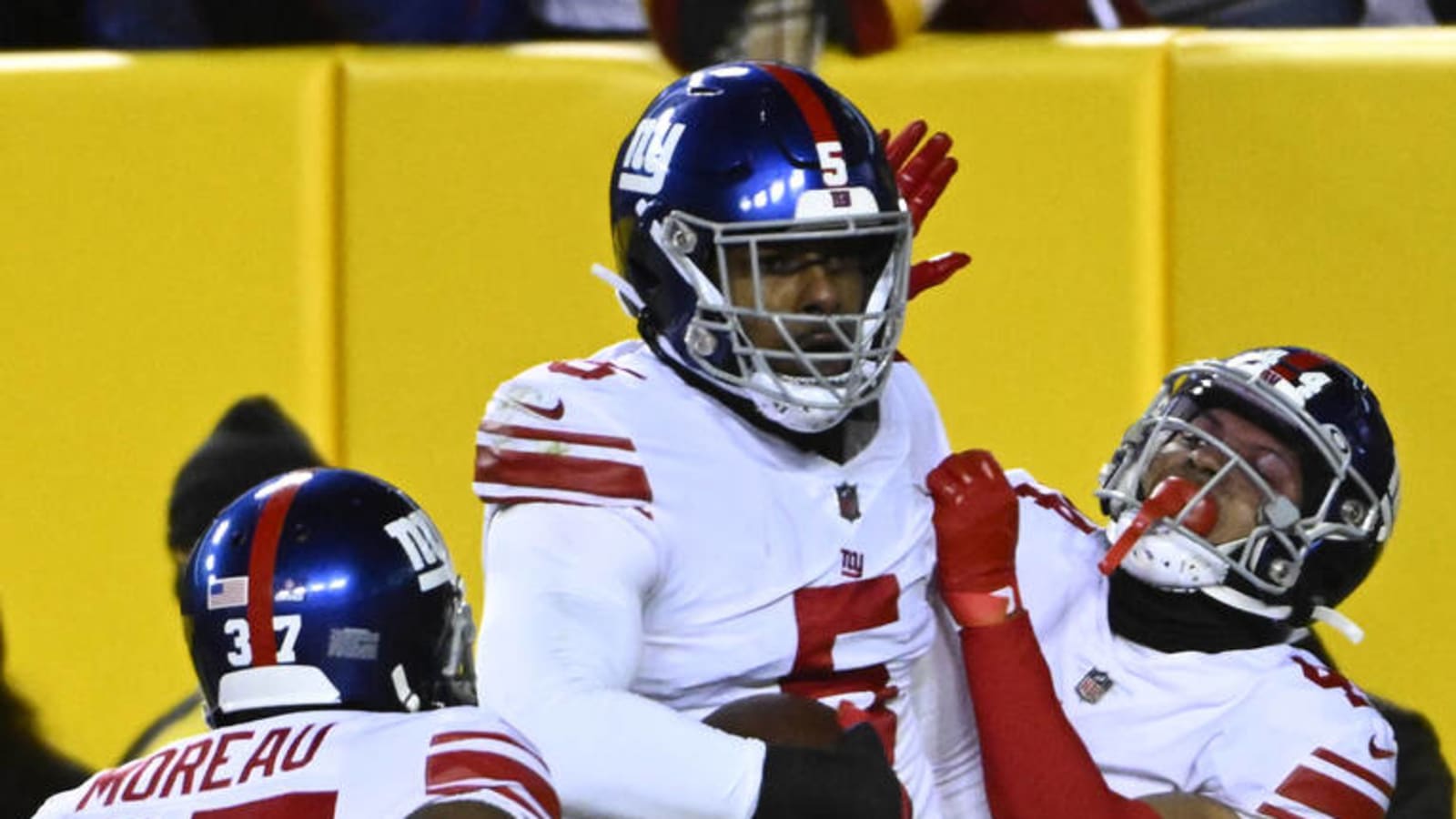 Giants’ Thibodeaux rips momentum from Commanders with strip-sack, TD