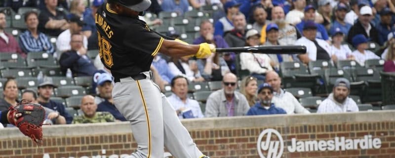 Pirates hold off Cubs in series opener