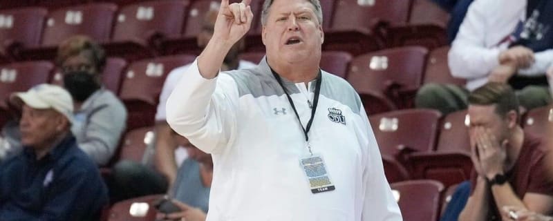 Old Dominion coach Jeff Jones retires with 560 wins