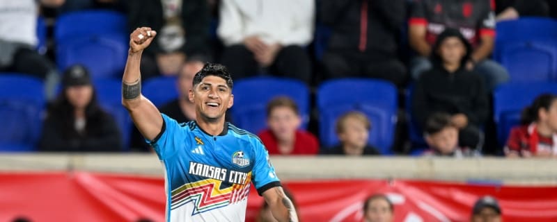 Sporting KC transfer F Alan Pulido to Mexico&#39;s Chivas