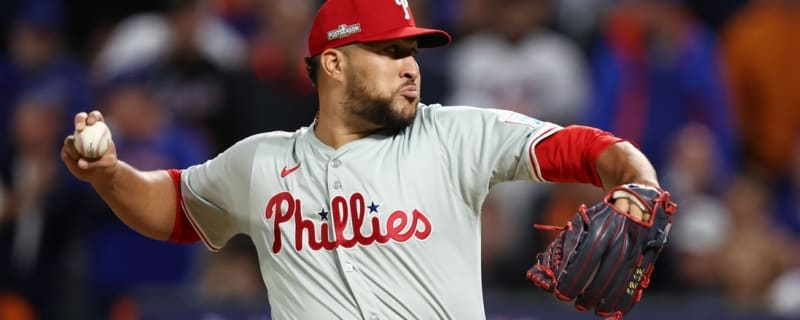 Reports: Royals adding former Phillies closer Carlos Estevez
