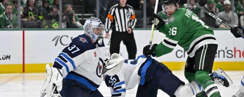 Stars trounce Jets, to sole possession of Central lead