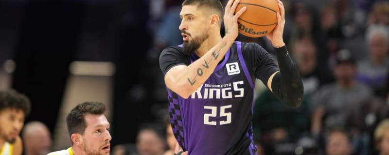 Lakers sign Alex Len to address center void