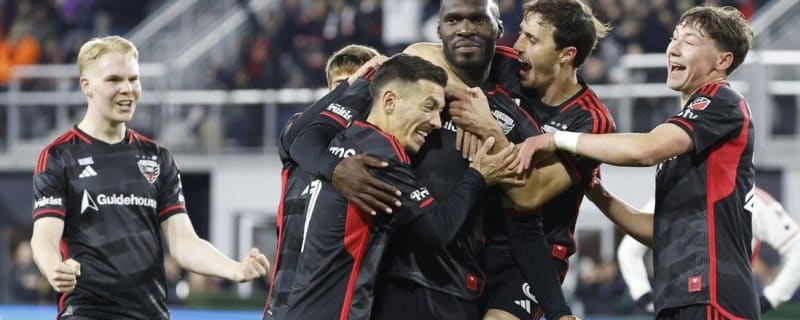 Christian Benteke&#39;s hat trick lifts D.C. United over Revs