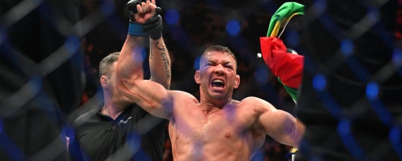 Dricus Du Plessis to defend title vs. Khamzat Chimaev at UFC 319