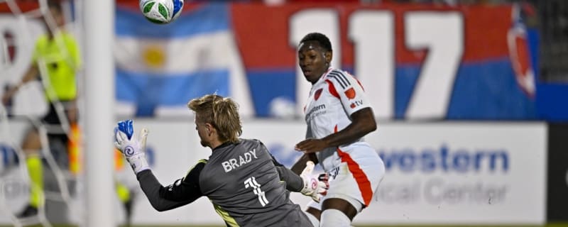 Chicago catches fire with three late goals to down FC Dallas