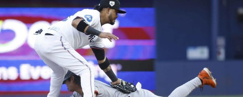Giants rally late, slip past Marlins 4-3