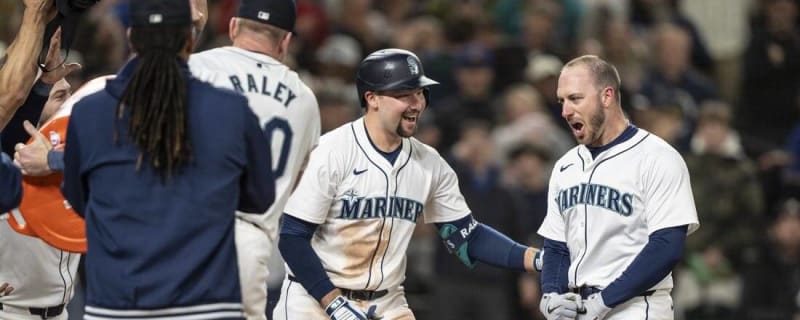 Mariners walk off on Braves after pitchers&#39; duel