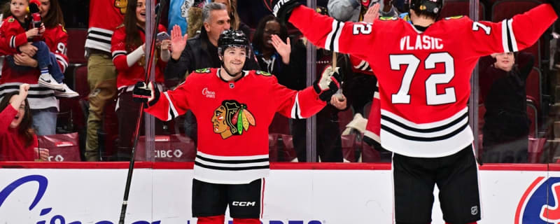 Steven Stamkos&#39; hat trick propels Predators to OT win over Blackhawks