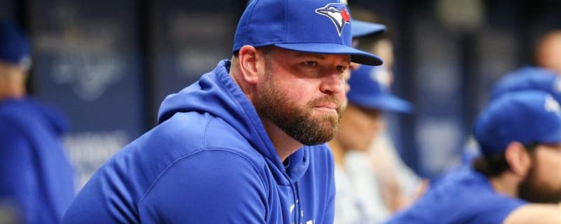 Blue Jays manager John Schneider saves woman choking at lunch, given free  beer by restaurant