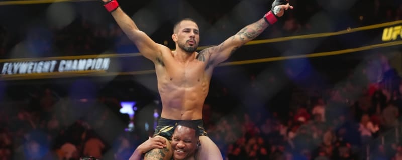Alexandre Pantoja forces Kai Asakura to submit at UFC 310
