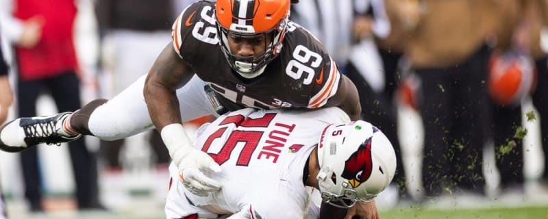 Reports: Browns re-sign edge rusher Za&#39;Darius Smith, DT Mitchell Hurst