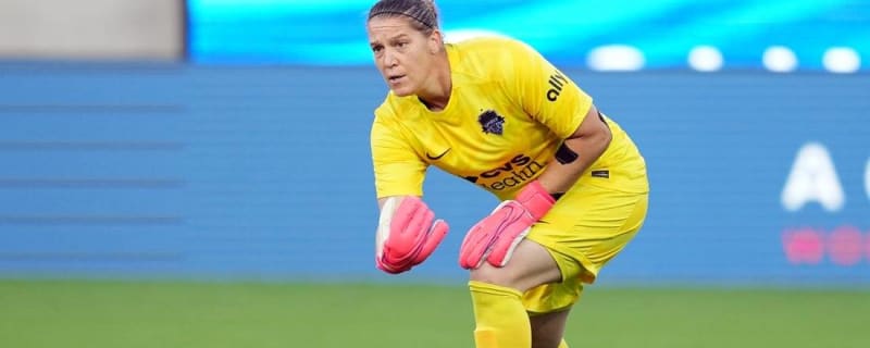 Spirit to bring back veteran GK Nicole Barnhart