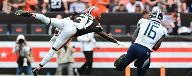 Tennessee Titans wide receiver Treylon Burks (16) plays against the Tampa  Bay Buccaneers in the second