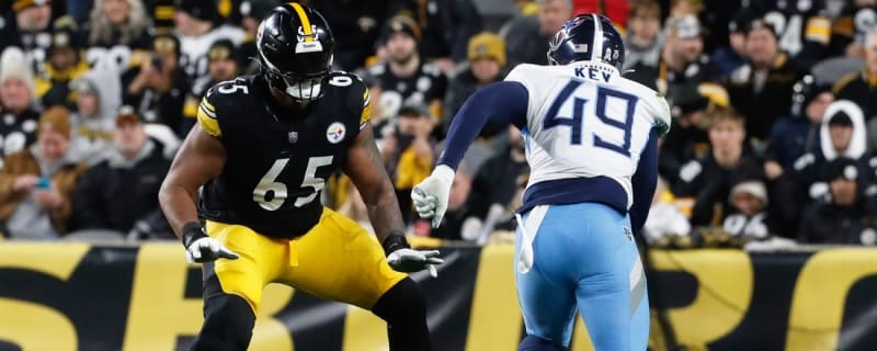 Reports: Titans lure LT Dan Moore with $82 million pact