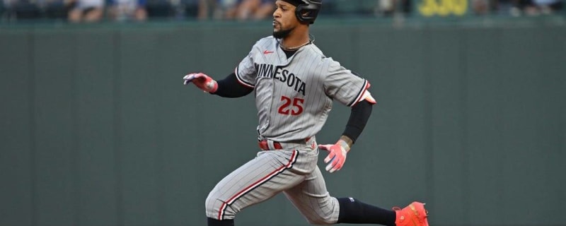 WATCH: Twins' Byron Buxton goes down after scary collision with