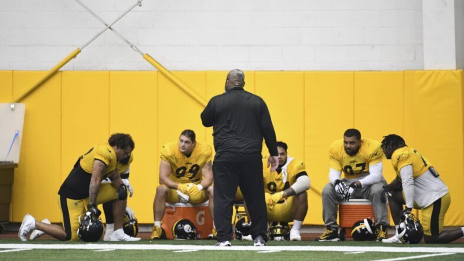 Longtime Steelers Coach Set To Become Free Agent