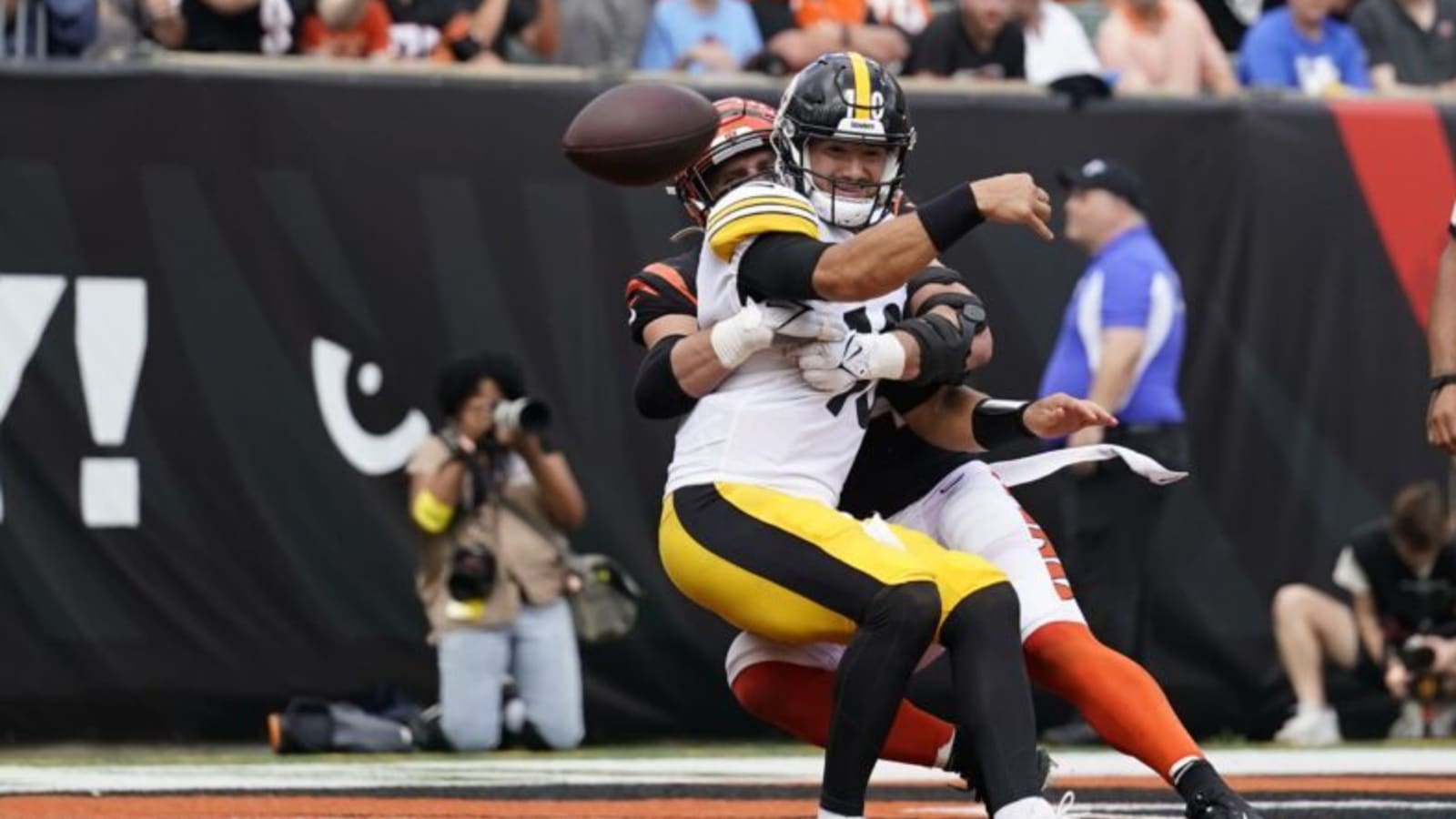 Bengals Starting Edge Rusher Retires at Age 29