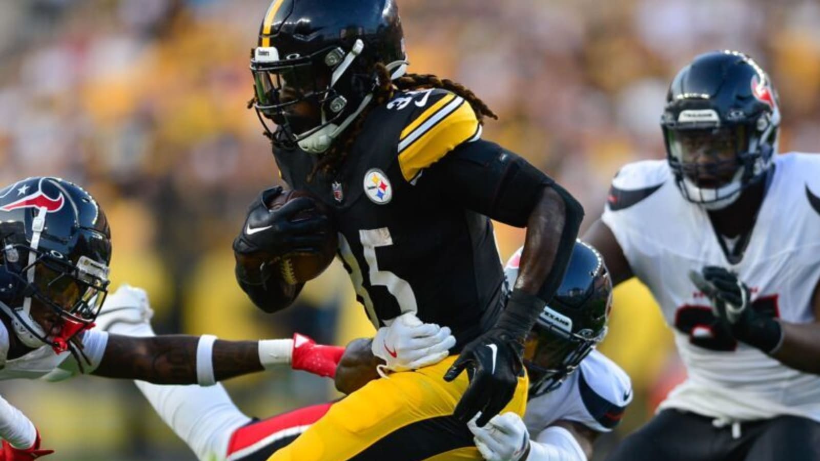 Steelers Re-Sign Versatile Running Back for 2025