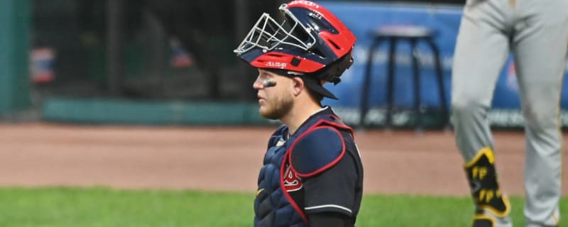 Indians add catcher Roberto Perez to injured list with sore shoulder 