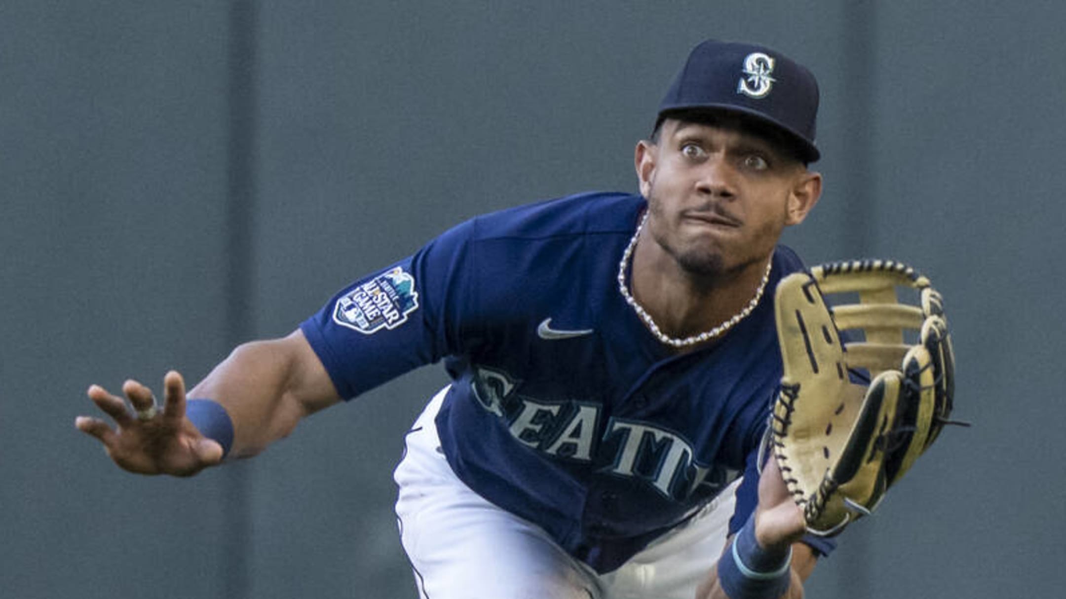 Mariners' Julio Rodriguez fools everyone after making incredible leaping  catch