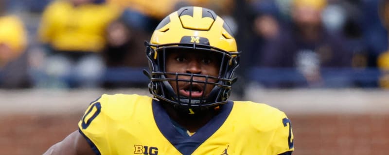 Watch: Michigan converts key third-down with linebacker jump-pass