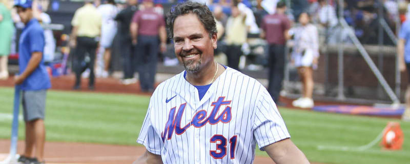 Former player and current Team Italy hitting coach Mike Piazza