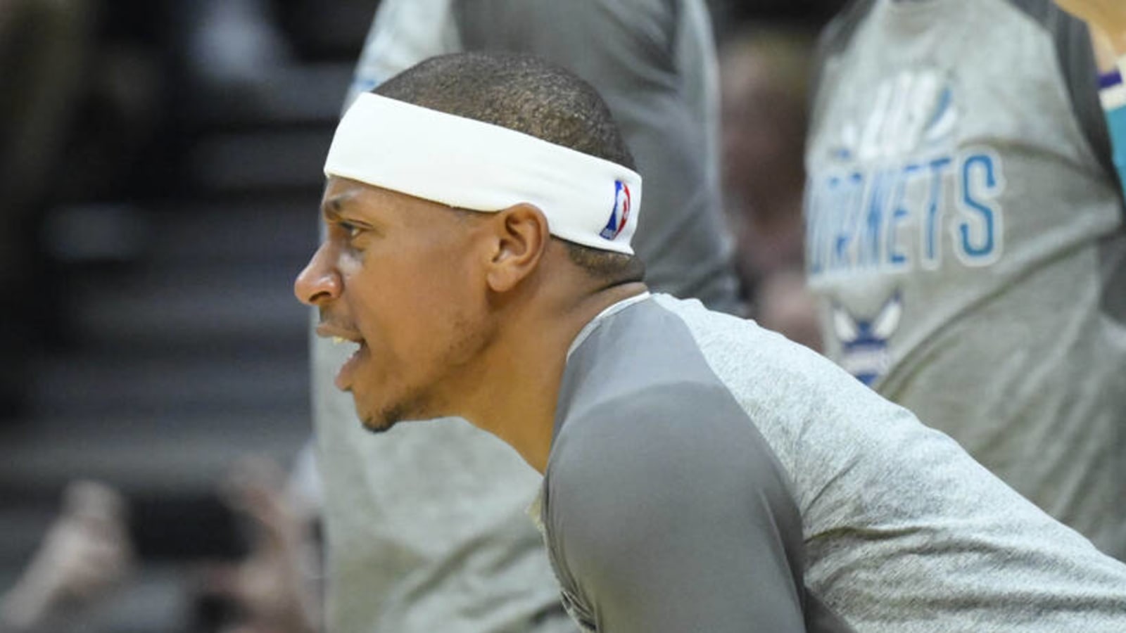 Isaiah Thomas scores 10 points in Hornets debut