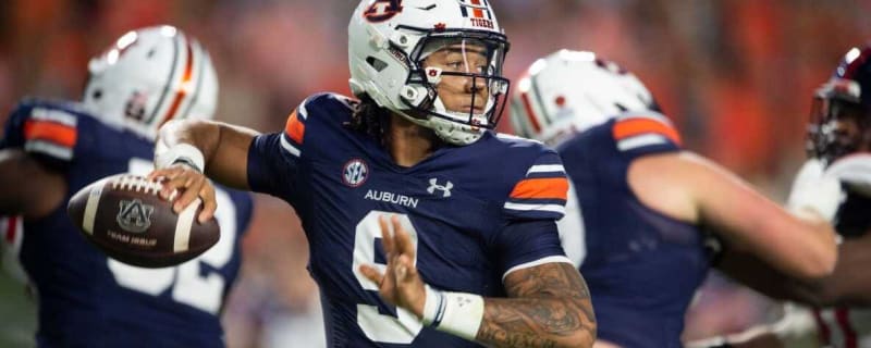 LOOK: Auburn transfer Robby Ashford in uniform visiting with Utah Utes