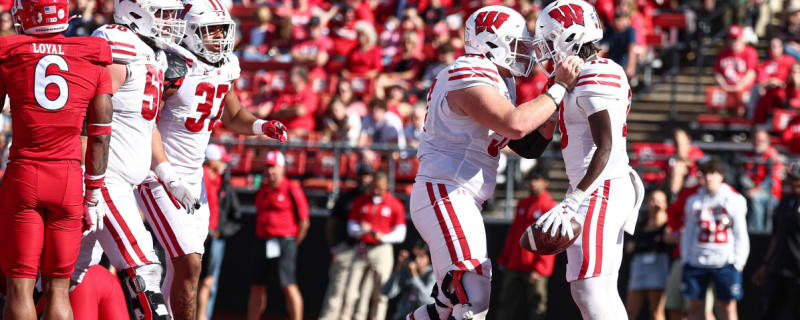 Wisconsin Football Starting Center Makes Major Announcement on Future
