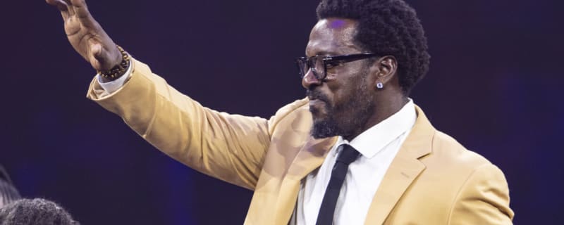 49ers legend Patrick Willis had the perfect person present him with his Hall of Fame jacket