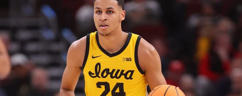 Hawkeyes' Kris Murray declares for NBA Draft, but maintains