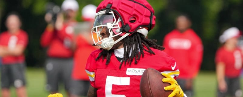 Chiefs receiver Hollywood Brown suffered sternoclavicular joint dislocation, currently in hospital