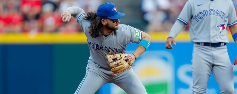 Blue Jays' Bo Bichette leaves game with right knee discomfort