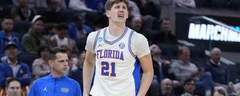 Star Florida Gators big man exits Sweet 16 game with concerning injury