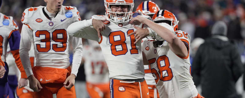 Clemson’s Next Star Kicker Wins National Award After Dominant Freshman Season