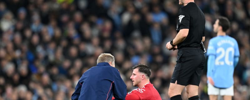 'Almost' – Pundit spots what Man Utd players did as Mason Mount came off injured vs Man City