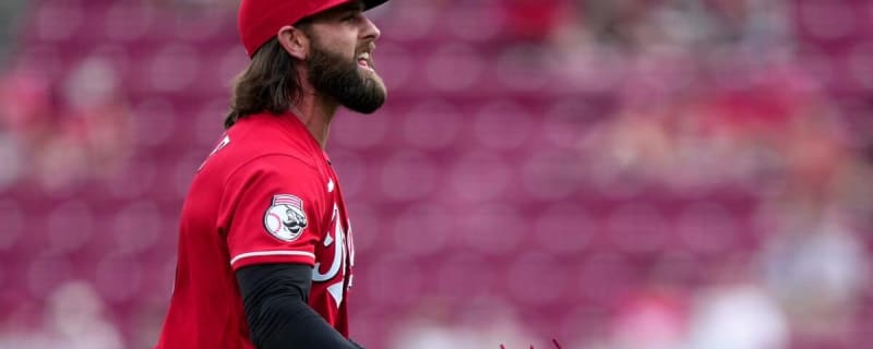 Joey Votto meets young Reds fan who cried after his ejection