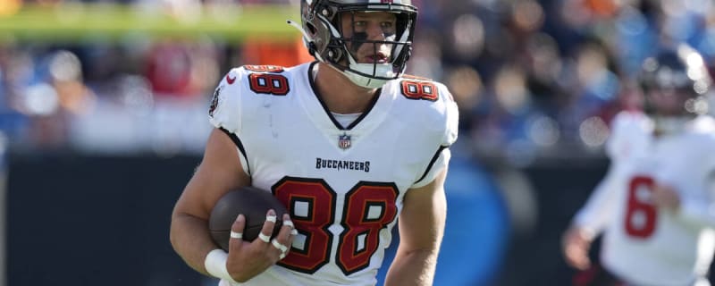 Buccaneers&#39; Cade Otton Scores Touchdown With Seconds Remaining in First Half to Tie Game vs. Lions