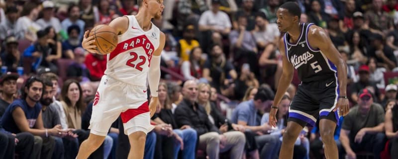 Toronto Raptors guard Malachi Flynn (22) guards San Antonio Spurs