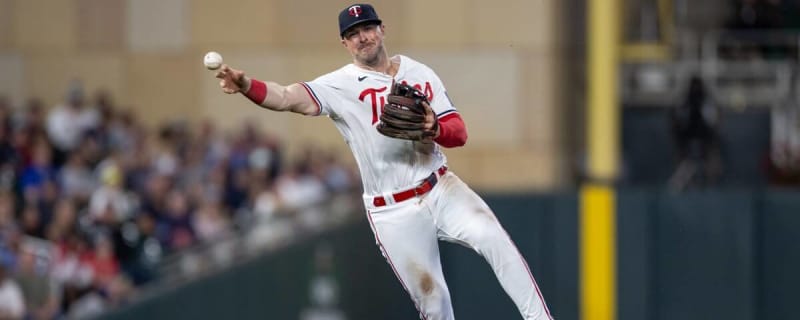 Twins: Kyle Farmer exits vs. White Sox after getting hit in face