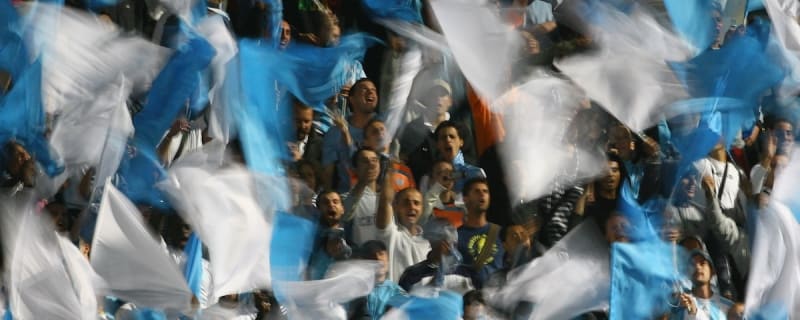 Roberto De Zerbi shows Marseille players a contract offer from Manchester United