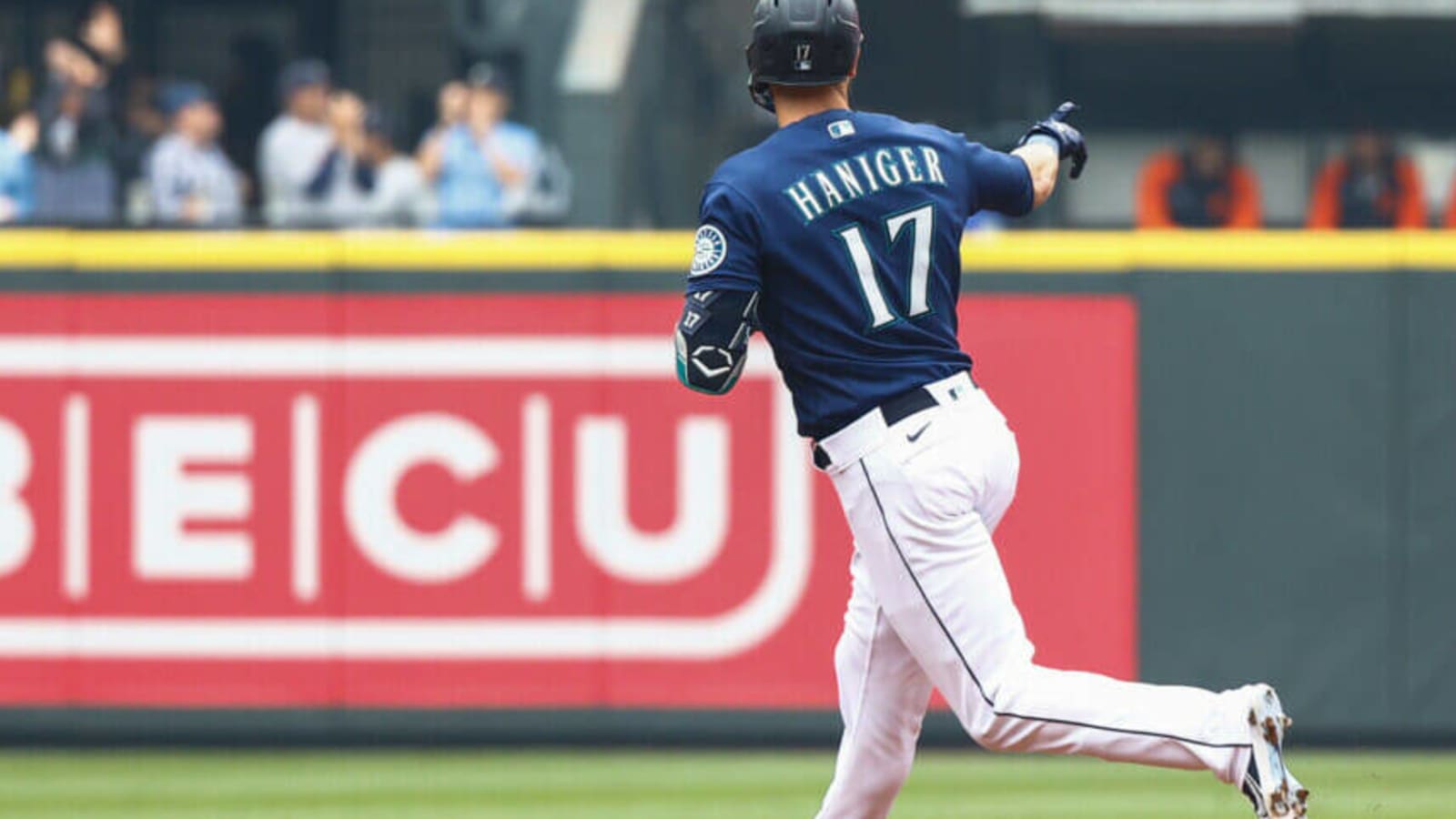 San Francisco Giants Sign Mitch Haniger To 3-Year Contract