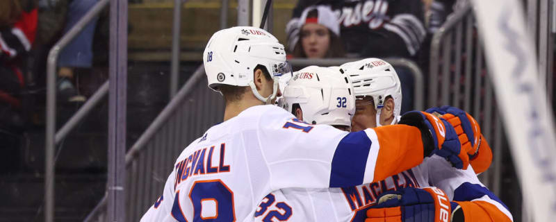 Islanders clinch playoffs; Capitals remain in second wild-card spot