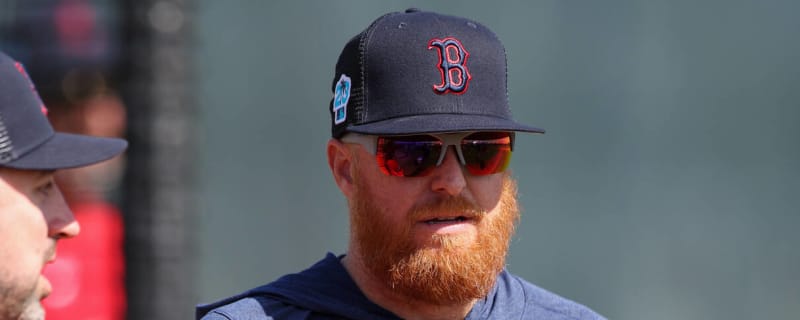 Red Sox star Justin Turner leaves game after hit to face