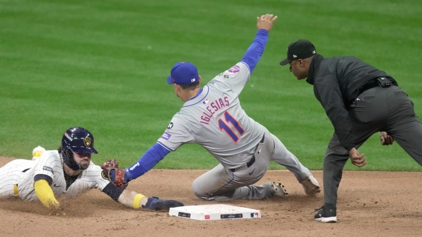 Behind late power surge, Brewers level series vs. Mets