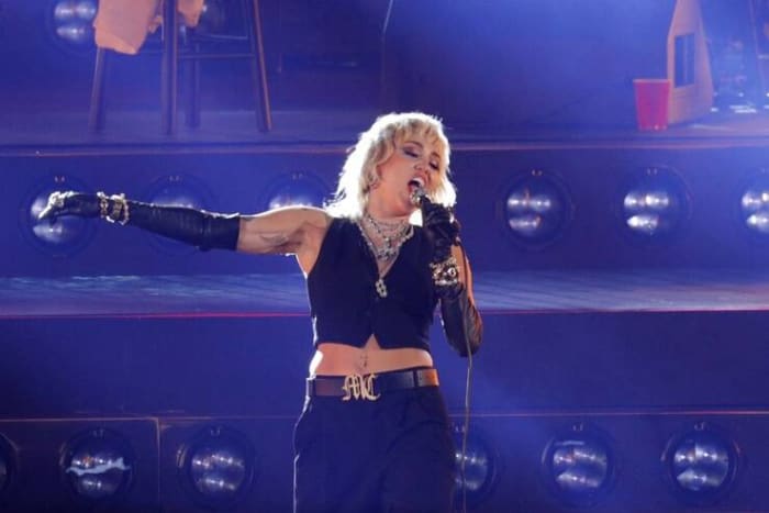 Miley Cyrus, “Jolene”