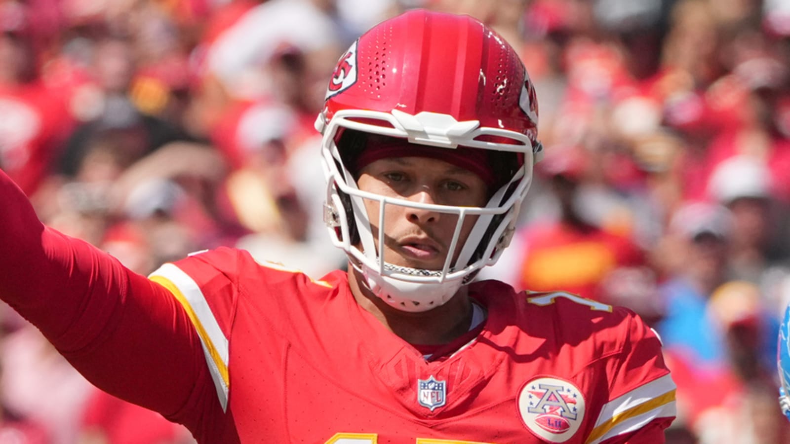 Watch: Patrick Mahomes throws slick behind-the-back pass