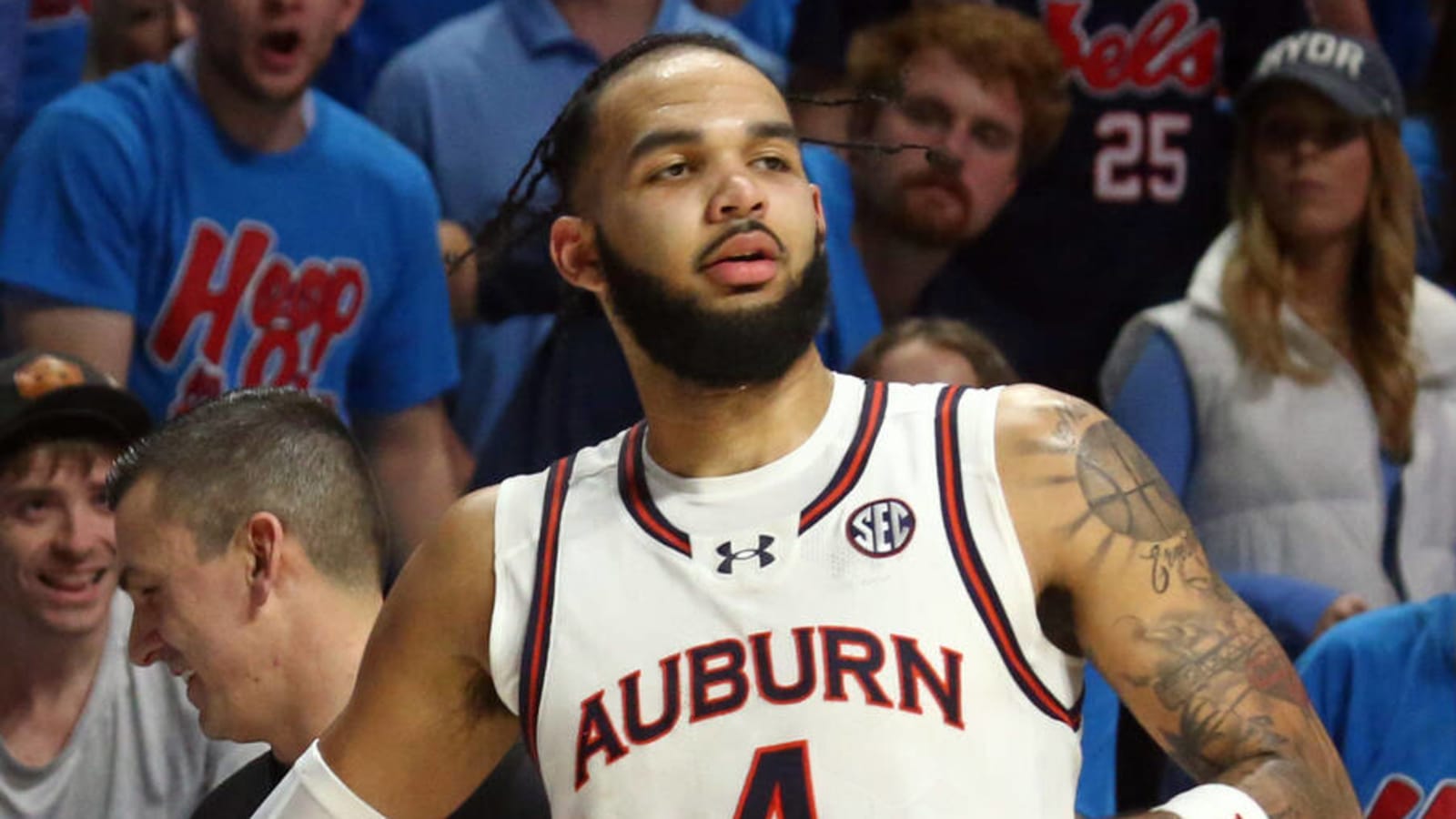 Watch: Auburn player has bizarre encounter with legendary actor during game